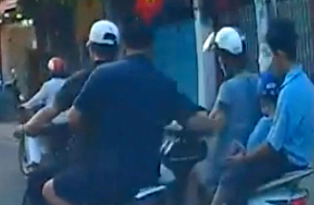 Camera hành trình ghi lại cảnh hai tên cướp giật táo tợn trên phố