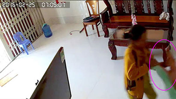 Phát hiện con 8 tháng tuổi bị người giúp việc bạo hành nhờ camera quan sát